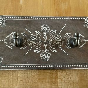 Wall hanging key holder with hooks